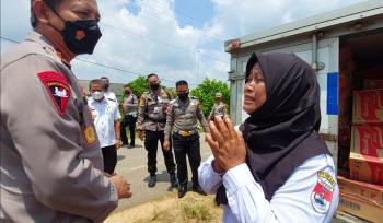 Kepala Desa di Mesuji Ini Tak Kuasa Meneteskan Air Mata, Ini Ceritanya